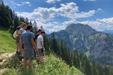 Schüler der Klasse 9 E/L der Dominikus Savio Schule auf Abschlussfahrt beim Wandern