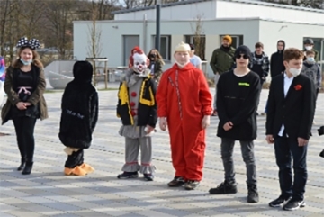 Schüler der Dominikus Savio Schule feiern Fasching im Pausenhof