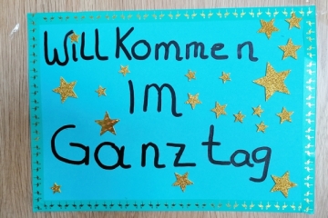 Schild mit Aufschrift Willkommen im Ganztag