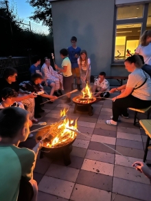 Die Nacht von 17.7. auf 18.7. verbrachten die Kinder und Jugendlichen der Klasse 6 R und des Ganztags in der Schule. Besonderer Dank gilt Frau Hüttl, die sich dabei um nahezu alles gekümmert hat. Nach dem gemeinsamen Mittagessen machte sich die Gruppe mit Frau Hüttl, Frau Lauter, Herr Schweiger und Frau Rachle einen schönen Nachmittag beim Fußballgolf. Auch wenn nicht alle absolute Fußballfans waren, hatten alle viel Spaß dabei. Zurück in Pfaffendorf wurden die Schlaflager in den Klassenzimmern aufgebaut. Zum Abendessen gab es Pizza. Dabei halfen viele Kinder und Jugendliche zusammen.  Ein weiterer Lieblingsmoment der Kinder und Jugendlichen war das Sitzen am Lagerfeuer mit Stockbrot und Marshmallows. Danach ging es für die Mutigen noch auf eine Nachtwanderung durch Pfaffendorf. Nach einer, für einige Jugendlichen eher kurzen Nacht, frühstückten alle noch gemeinsam in den Räumen des Ganztags.  Einig waren sich alle – das war eine gelungene Abschlussaktion im Schuljahr 2023/24.   Sofie Rachle