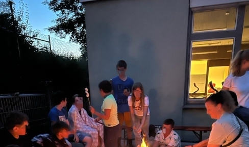 Die Nacht von 17.7. auf 18.7. verbrachten die Kinder und Jugendlichen der Klasse 6 R und des Ganztags in der Schule. Besonderer Dank gilt Frau Hüttl, die sich dabei um nahezu alles gekümmert hat. Nach dem gemeinsamen Mittagessen machte sich die Gruppe mit Frau Hüttl, Frau Lauter, Herr Schweiger und Frau Rachle einen schönen Nachmittag beim Fußballgolf. Auch wenn nicht alle absolute Fußballfans waren, hatten alle viel Spaß dabei. Zurück in Pfaffendorf wurden die Schlaflager in den Klassenzimmern aufgebaut. Zum Abendessen gab es Pizza. Dabei halfen viele Kinder und Jugendliche zusammen.  Ein weiterer Lieblingsmoment der Kinder und Jugendlichen war das Sitzen am Lagerfeuer mit Stockbrot und Marshmallows. Danach ging es für die Mutigen noch auf eine Nachtwanderung durch Pfaffendorf. Nach einer, für einige Jugendlichen eher kurzen Nacht, frühstückten alle noch gemeinsam in den Räumen des Ganztags.  Einig waren sich alle – das war eine gelungene Abschlussaktion im Schuljahr 2023/24.   Sofie Rachle