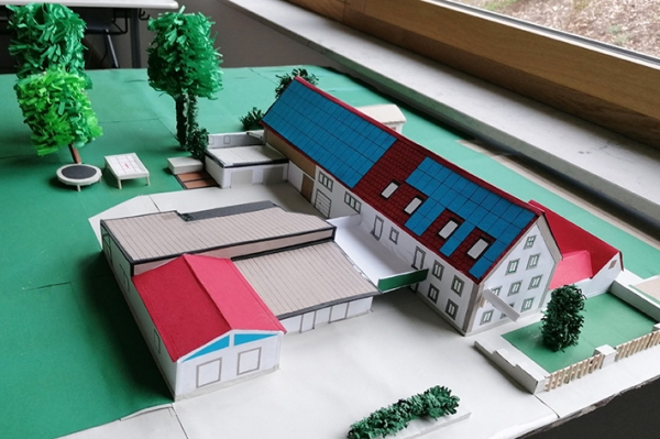 Modell eines Bauernhofs aus Papier