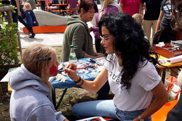 Kinderschminken beim Sommerfest der Dominikus Savio Schule Pfaffendorf