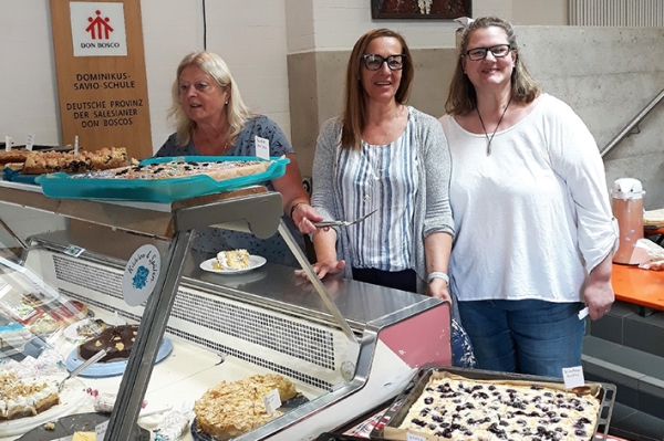 Kuchenbuffet beim Sommerfest der Dominikus Savio Schule Pfaffendorf
