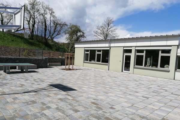 Innenhof der Ganztagsbetreuung an der Dominikus Savio Schule Pfaffendorf