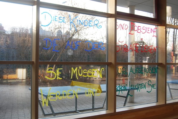 Blick durchs Fenster auf den Pausenhof der Dominikus Savio Schule Ebern