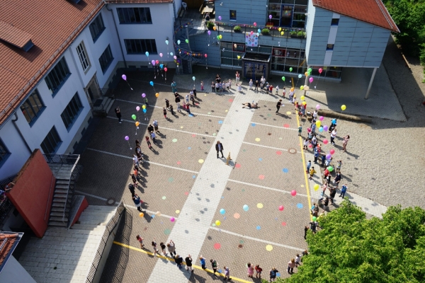Kinder lassen Luftballons steigen