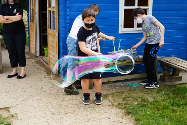 Kinder machen Riesenseifenblasen