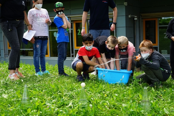 Kinder mit Wasserpistole