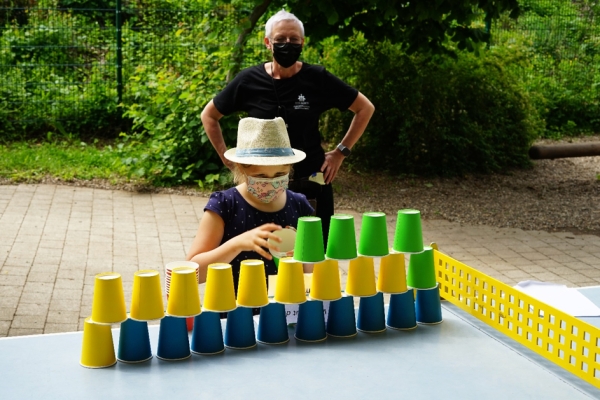 Mädchen stapelt Becher