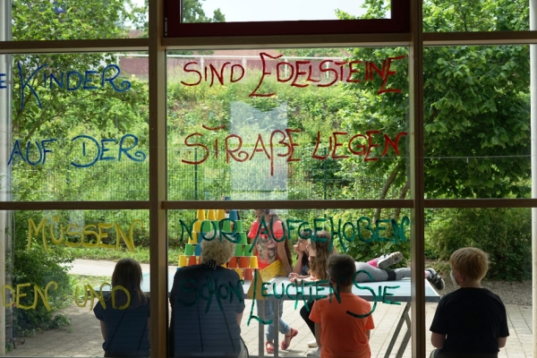 Blick durchs Fenster der Dominikus Savio Schule Ebern