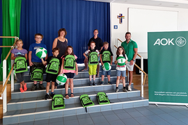 Für die Teilnahme an der Aktion sichere Schwimmer erhielten Kinder der Dominikus Savio Schule Ebern Urkunden und Rucksäcke der AOK