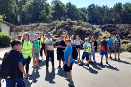 Schülerinnen und Schüler der Dominikus Savio Schule Pfaffendorf besichtigen das Kompost- und Erdenwerk Hainerter Wald