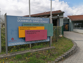 Hinweisschild Dominikus Savio Schule Ebern