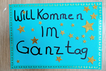 Schild mit Aufschrift Willkommen im Ganztag